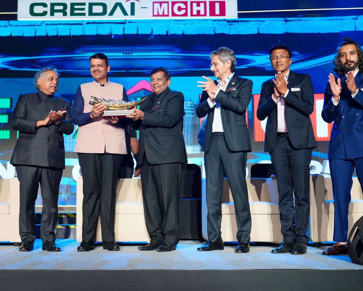 CMOMaharashtra's tweet photo. 🔸CM Devendra Fadnavis at the 'Change of Guard Ceremony 2025' of CREDAI-MCHI.
Immediate past President, CREDAI MCHI, Domnic Romell, Newly appointed President, CREDAI MCHI, Sukhraj Nahar, Dr Kumar Vishwas and other dignitaries were present.

🔸मुख्यमंत्री देवेंद्र फडणवीस यांची क्रेडाई-एमसीएचआयच्या 'चेंज ऑफ गार्ड 2025' कार्यक्रमात प्रमुख उपस्थिती.
यावेळी क्रेडाई-एमसीएचचे मावळते अध्यक्ष डॉमिनिक रोमेल, नवनियुक्त अध्यक्ष सुखराज नाहर, डॉ. कुमार विश्वास व इतर मान्यवर उपस्थित होते.

🔸मुख्यमंत्री देवेंद्र फडणवीस इनकी क्रेडाई-एमसीएचआई के ‘चेंज ऑफ गार्ड 2025’ कार्यक्रम में प्रमुख उपस्थिति।
इस अवसर पर क्रेडाई-एमसीएचआई के निवर्तमान अध्यक्ष डॉमिनिक रोमेल, नवनियुक्त अध्यक्ष सुखराज नाहर, डॉ. कुमार विश्वास और अन्य मान्यवर उपस्थित थे।

🕗 7.50pm | 14-8-2025📍Mumbai | संध्या. ७.५० वा. | १४-८-२०२५📍मुंबई.

@Dev_Fadnavis @MCHI_President @sukhrajnahar @DrKumarVishwas
#Maharashtra #DevendraFadnavis #CredaiMCHI
