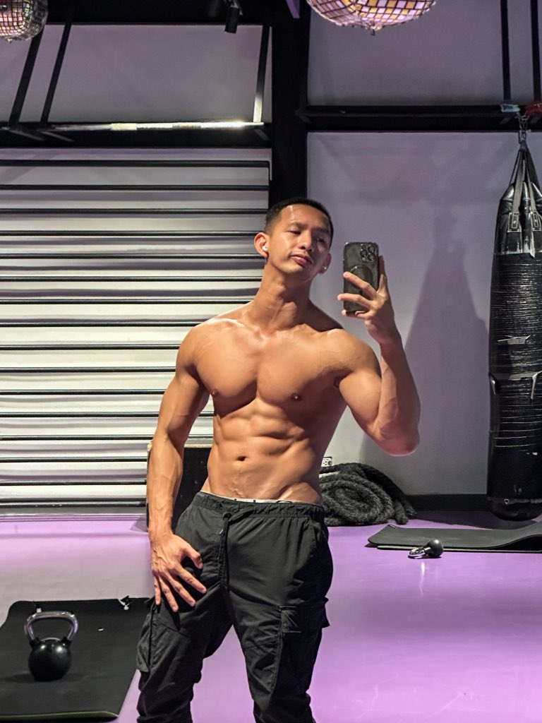 Did you even go to the gym if you dont post a mirror pic?! 🤣