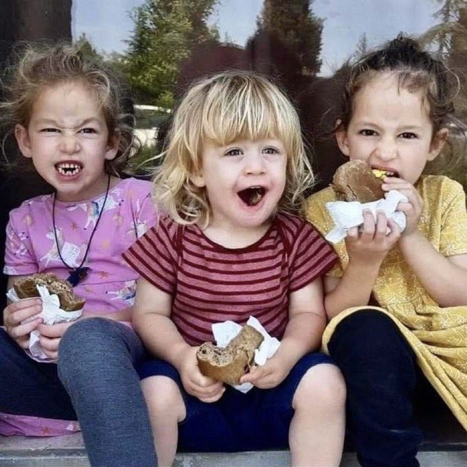 IsraelVive1948's tweet photo. Omer Siman Tov (2 años), junto sus hermanas gemelas Arbel y Shahar (5 años y medio).   
Asesinado por el TERRORISMO GENOCIDA PALESTINO EL DÍA 7/10/2023 , NO OLVIDAR https://t.co/iCIiof7N6s