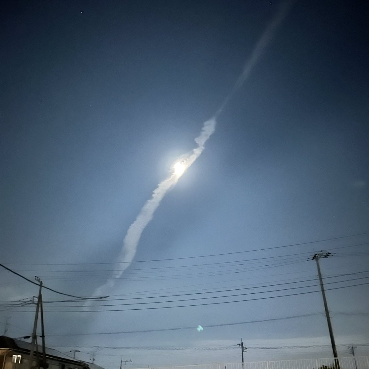 wanta0322's tweet photo. 飛行機雲かな？綺麗🌙0時12分
#イマソラ #月と飛行機雲 #夜の飛行機雲 #水戸 https://t.co/uva7S1UGLS