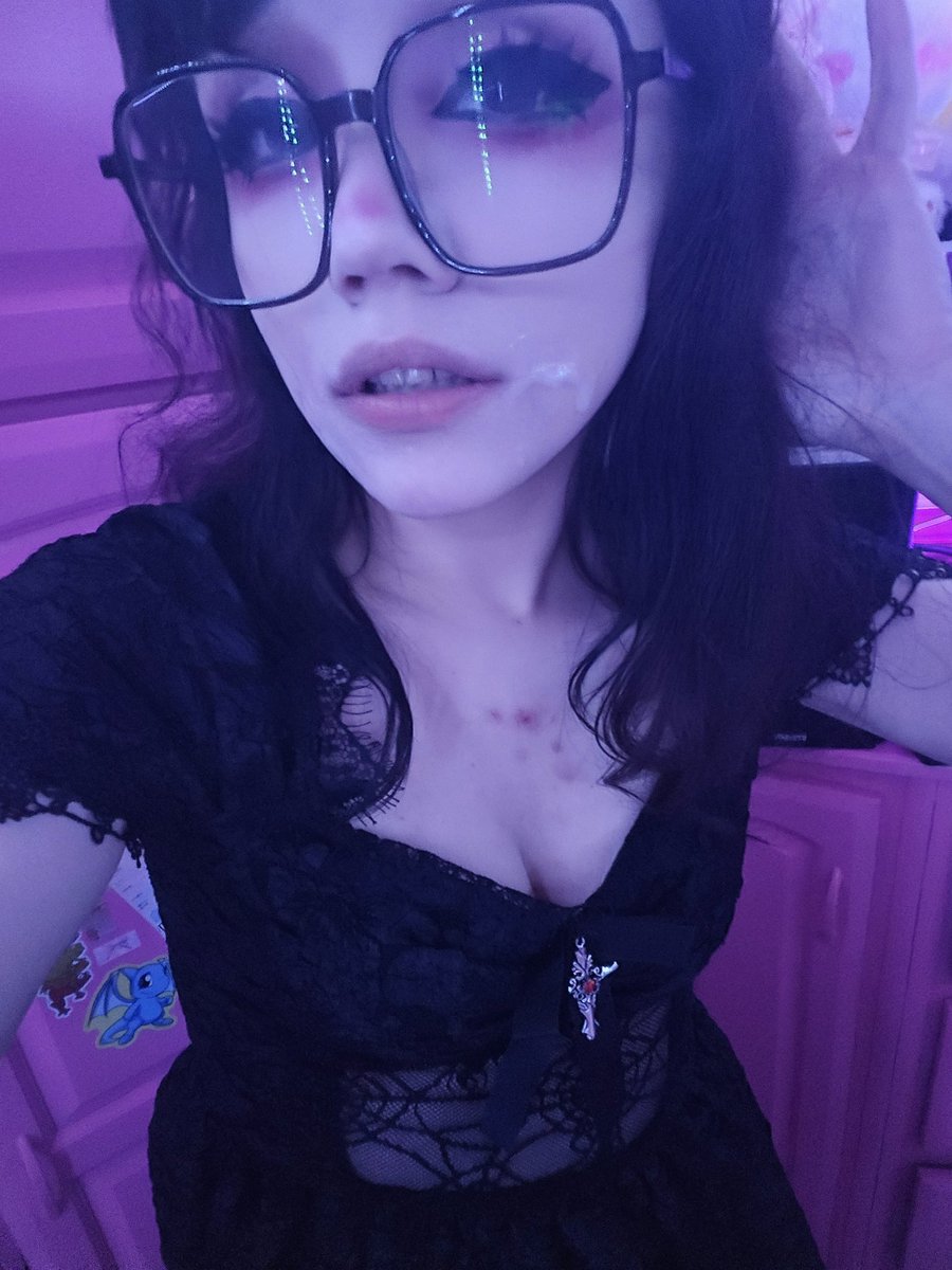 petiteroxie's tweet photo. cum on face :P https://t.co/2UlYJdN7Je