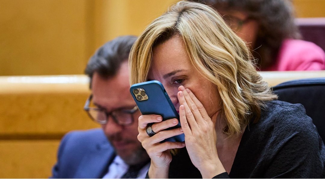 -Aquí lo tengo a mi lado, bloqueando tuiteros como un loco