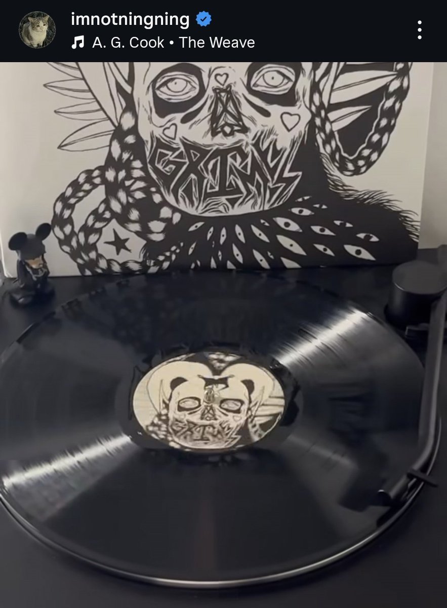 Ningning, do grupo coreano æspa, publicou um vídeo ouvindo o álbum 'Halfaxa' de Grimes. 🎶