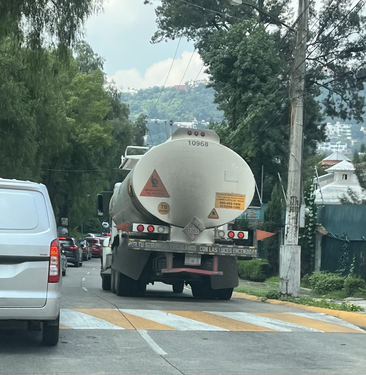 Mezcalito caminero (@mezcalito2go) on Twitter photo Oye <a href="/Pemex/">Petróleos Mexicanos</a> , dónde reportó al operador de esta pipa que viene manejando como si trajera un bocho, avienta la pipa y casi me choca? Oye <a href="/Pemex/">Petróleos Mexicanos</a> , dónde reportó al operador de esta pipa que viene manejando como si trajera un bocho, avienta la pipa y casi me choca?