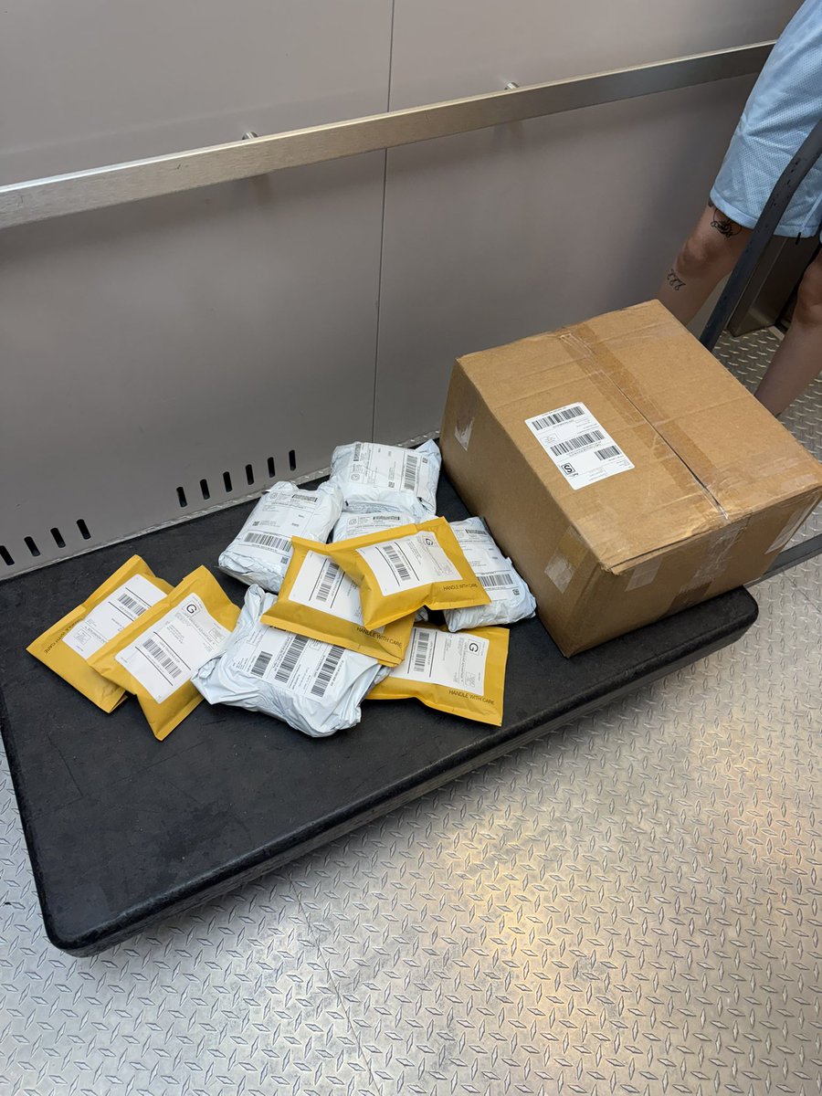 301_matthew's tweet photo. First products going out🔥💰#Amazon #amazonfbm #amazonfba #oa https://t.co/A9pg8JqkbN