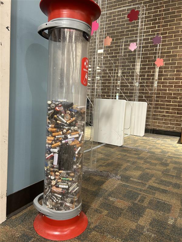 Today, during our visit to the Lakewood Library in District 14, we learned that you can dispose of your old batteries right at their location. What a great initiative! Thank you, Lakewood Branch Library, for helping protect our environment.  #DallasCityCouncil #latinos