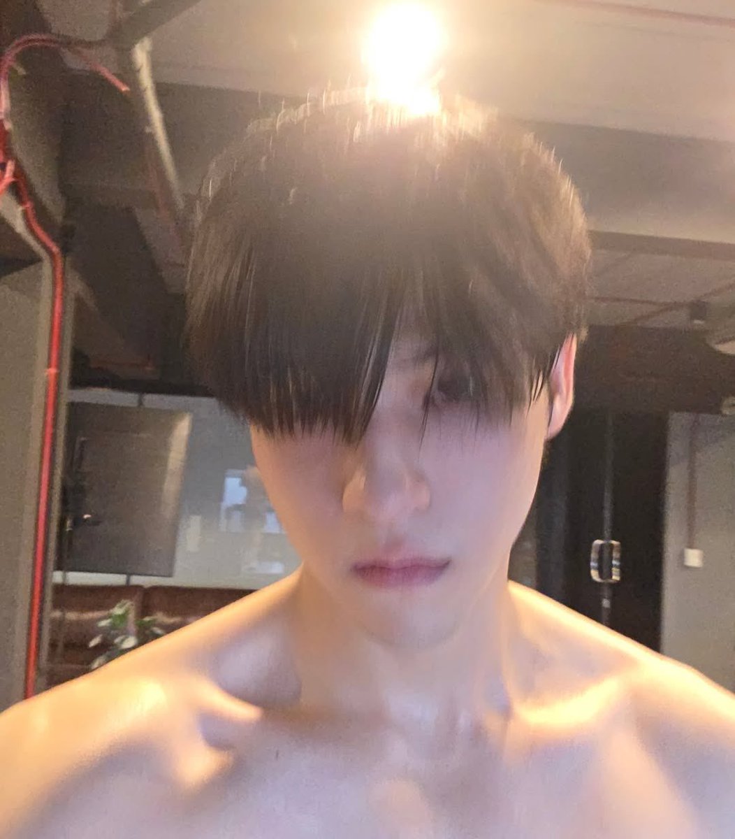 scoolnano's tweet photo. อยู่ไหน กลับมาไม่เจอ

เตะบอลตึง ๆ ดิค้าบ อ่านหนังสือเสร็จแล้วเหรอ

ครับ กลับกี่โมง

ค่ำ ๆ มั้ง เดี๋ยวเพื่อนไปส่ง

กลับเลยได้ไหม

ทำไมอะ

ปวดไหล่ อยากได้คนนวด ดูดิ

ถอดเสื้ออีก

ก็เธอไปเตะบอล

เป็นงี้ทุกทีเลย

กลับมานะครับ กลับมาเตะเค้าแทนก็ได้ 🥺

เฮ้ย อย่าอ้อน

นะคนสวย

(อื้อรู้แล้ว ลูกหมารอเค้าก่อนน้า)

กระซิบทำไม

กลับละ ๆ เจอกันจารย์

น่ารักจัง