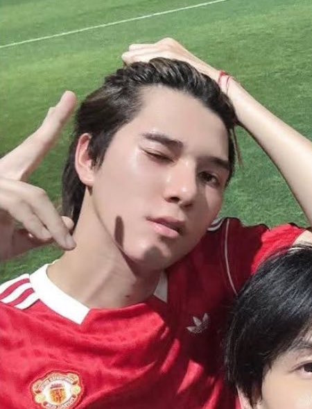scoolnano's tweet photo. อยู่ไหน กลับมาไม่เจอ

เตะบอลตึง ๆ ดิค้าบ อ่านหนังสือเสร็จแล้วเหรอ

ครับ กลับกี่โมง

ค่ำ ๆ มั้ง เดี๋ยวเพื่อนไปส่ง

กลับเลยได้ไหม

ทำไมอะ

ปวดไหล่ อยากได้คนนวด ดูดิ

ถอดเสื้ออีก

ก็เธอไปเตะบอล

เป็นงี้ทุกทีเลย

กลับมานะครับ กลับมาเตะเค้าแทนก็ได้ 🥺

เฮ้ย อย่าอ้อน

นะคนสวย

(อื้อรู้แล้ว ลูกหมารอเค้าก่อนน้า)

กระซิบทำไม

กลับละ ๆ เจอกันจารย์

น่ารักจัง