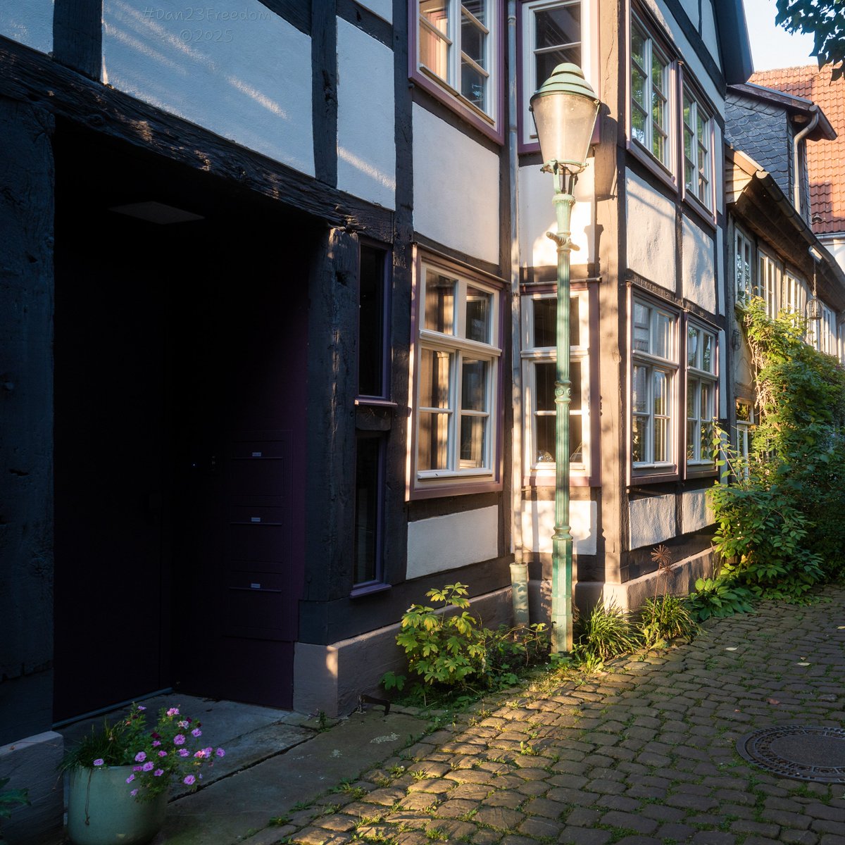 dan23freedom's tweet photo. The Lamppost's Limelight Moment
·
📷 1/50 sec at f/7,1, ISO 500, 24 mm standard 24-50mm —👤 #dan23freedom
#Photography #Urban #Germany #NRW #UrbanCharm #GoldenHour #HalfTimbered #StreetPhotography #HistoricArchitecture #CobblestonePath #LamppostGlow #SunlitScenes #OldTownVibes https://t.co/IB3qpUxJ3D