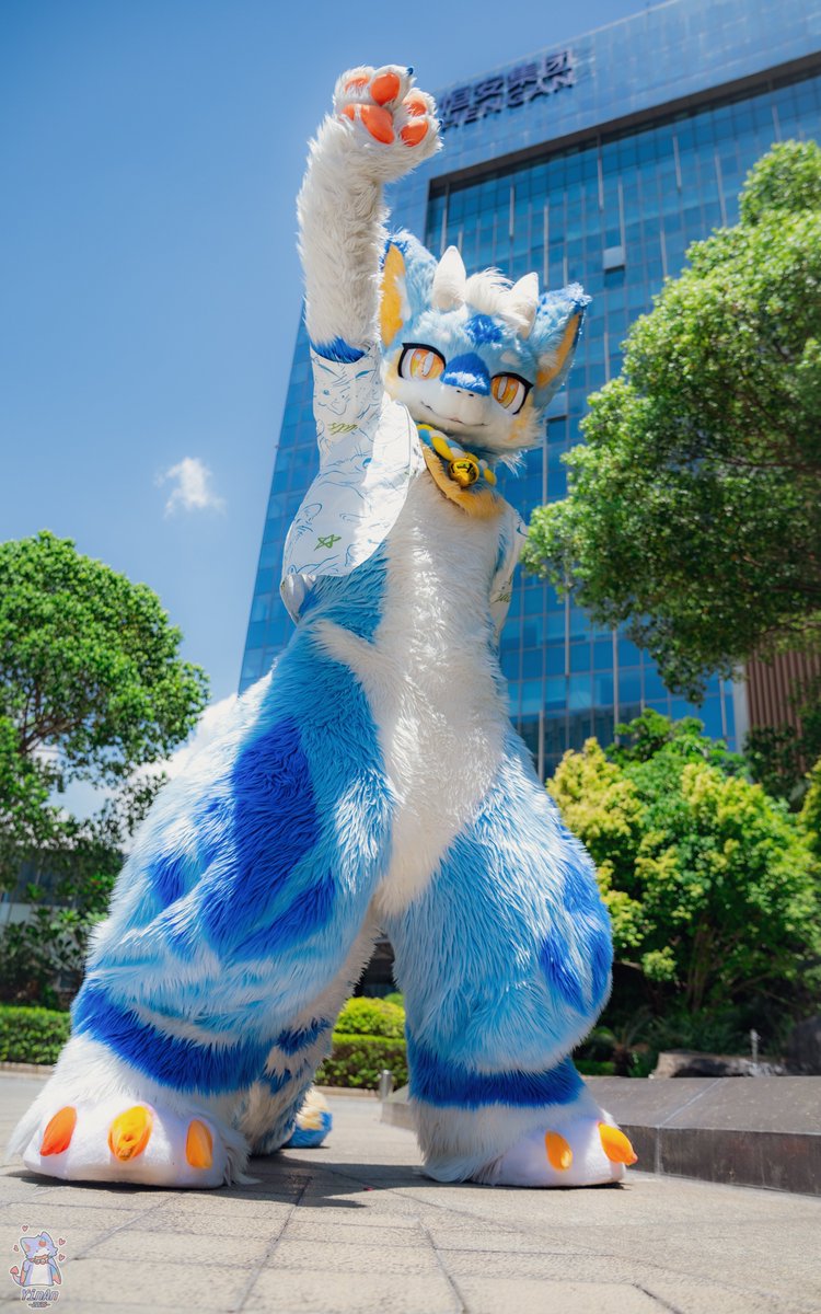 #FursuitFriday 
苦一天，乐一天，开心面对每一天
📷：<a href="/ItzHeyBye/">梦の黑白 🔜冬兽?</a>