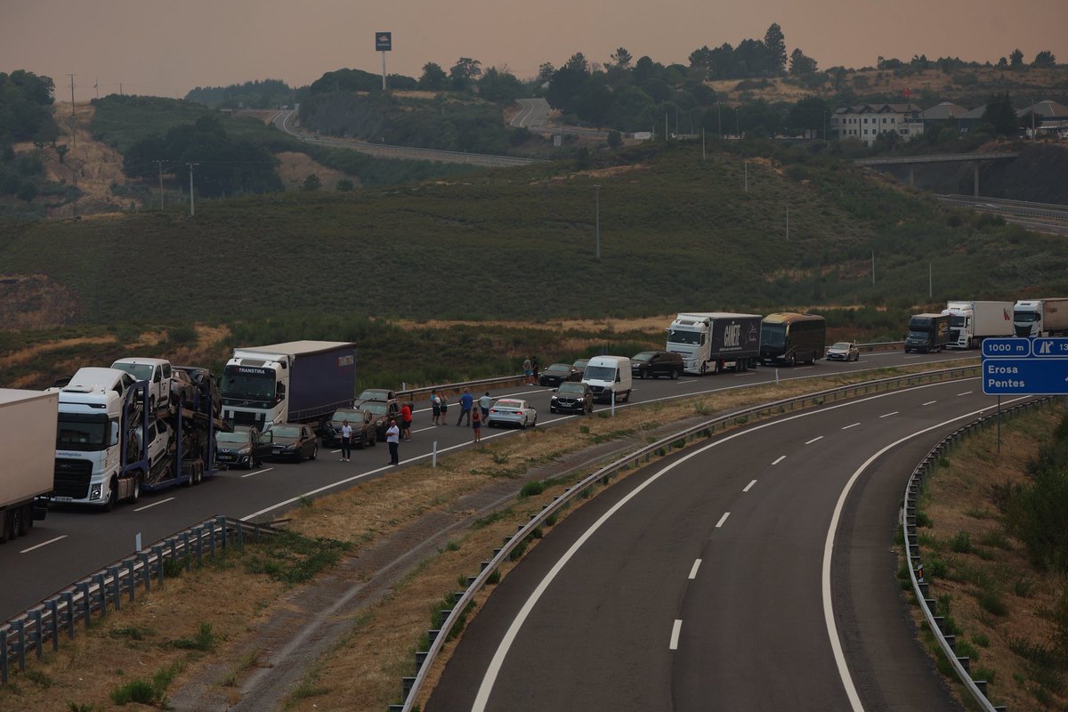 La  autovía A52 desde Xinzo a Benavente esta totalmente cortada
Hay más de 1000 vehículos retenidos
