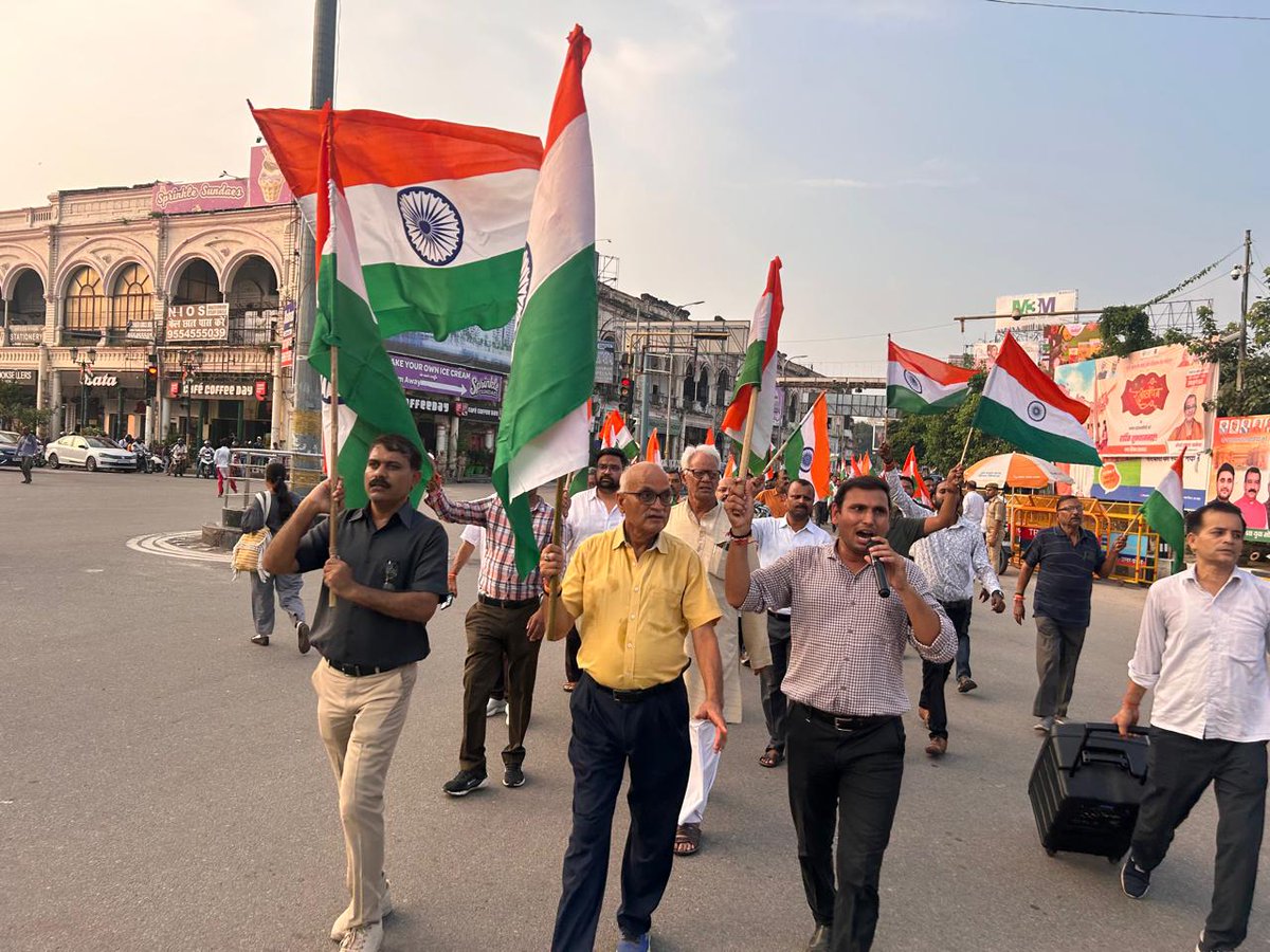 UPRVPAS's tweet photo. निजीकरण के विरोध में बिजली कर्मियों ने निकाली तिरंगा रैली : विधान सभा में विजन - 2047 में बिजली व्यवस्था में सुधार की चर्चा के बाद निजीकरण का अध्याय तुरंत बन्द करने की मांग :

विद्युत कर्मचारी संयुक्त संघर्ष समिति, उप्र ने कहा है कि उप्र विधान सभा में रखे गये विकसित भारत-विकसित उत्तर प्रदेश विजन-2047 में बिजली व्यवस्था में लगातार हो रहे सुधार की विस्तृत चर्चा की गयी है ऐसे में जब सार्वजनिक क्षेत्र में उप्र में बिजली व्यवस्था में लगातार सुधार हो रहा है तब पूर्वांचल विद्युत वितरण निगम एवं दक्षिणांचल विद्युत वितरण निगम के निजीकरण का निर्णय तत्काल निरस्त किया जाना चाहिए। 
काकोरी क्रांति के 100 वर्ष पूरे होने पर 08 अगस्त से प्रारम्भ कर तिरंगा सभा अभियान के समापन पर आज बिजली कर्मियों ने प्रदेश के समस्त जनपदों और परियोजनाओं पर तिरंगा रैली निकाल कर निजीकरण का फैसला वापस लेने की मांग की। राजधानी लखनऊ में बिजली कर्मी राणा प्रताप मार्ग स्थित हाईडिल फील्ड हॉस्टल पर एकत्र होकर हाथ में तिरंगा लिये हुए जीपीओ पार्क स्थित काकोरी क्रांति स्मारक तक रैली के रूप में गये।
संघर्ष समिति के केन्द्रीय पदाधिकारियो ने बताया कि अवैध ढंग से नियुक्त झूठा शपथ पत्र देने वाले ट्रांजैक्शन कंसलटेंट ग्रांट थॉर्टन की मदद से पॉवर कारपोरेशन के चेयरमैन आशीष गोयल और निदेशक वित्त निधि नारंग द्वारा तैयार कराये गये निजीकरण के दस्तावेज के अनुसार निजीकरण के बाद भी प्रदेश सरकार को निजी कम्पनियों को सस्ती दर पर बिजली मुहैया करानी पड़ेगी जिसका भार सरकार उठायेगी। इसके अतिरिक्त सरकार को वित्तीय मदद भी करनी पड़ेगी। यह सब भार उप्र सरकार उठायेगी। सवाल यह है कि निजीकरण के ऐसे प्रयोग से उप्र को क्या मिलने वाला है ? 
संघर्ष समिति ने कहा कि उल्लेखनीय है कि निजीकरण के पीछे मुख्य कारण घाटा बताया जा रहा है जो पूरी तरह गलत है और पॉवर कारपोरेशन झूठे आकड़ों के आधार पर घाटा बता रहा है। इसके अतिरिक्त किसानों, बुनकरों आदि को मिलने वाली सब्सिडी और सरकारी विभागों के राजस्व बकाये को भी पॉवर कारपोरेशन घाटे में जोड़कर दिखा रहा है।
संघर्ष समिति के केन्द्रीय पदाधिकारियों ने कहा कि बिजली कर्मियों का मुख्य उद्देश्य हर घर हर गांव तक सस्ती बिजली पहुंचाना है। बिजली कर्मी सीमित संसाधनों के बावजूद उत्तर प्रदेश के 3 करोड़ 63 लाख उपभोक्ताओं तक निर्बाध बिजली आपूर्ति का कार्य कर रहे हैं। विगत 08 वर्षों में एटी एण्ड सी हानियां 42 प्रतिशत से घटकर 15 प्रतिशत पर आ गयी हैं जो राष्ट्रीय मापदण्ड है। एटी एण्ड सी हानियों में चालू वित्तीय वर्ष में और कमी आने की सम्भावना है। ऐसे में राष्ट्रीय मानक के अनुसार पूर्वांचल विद्युत वितरण निगम एवं दक्षिणांचल विद्युत वितरण निगम का निजीकरण करने का कोई औचित्य नहीं है। 
संघर्ष समिति के आह्वान पर आज प्रदेश के समस्त जनपदों और परियोजनाओं पर बिजली कर्मी तिरंगा लेकर निजीकरण के विरोध में निकले। बिजली कर्मियों के हाथ में तख्तियां थीं जिनपर लिखा था कि निजीकरण का निर्णय निरस्त करो, विकसित भारत के लिए सार्वजनिक क्षेत्र में पॉवर सेक्टर बनाये रखना जरूरी है।
#stop_privatisation_of_uppcl
#stop_victimization_of_uppcl_employees 
@narendramodi
@myogiadityanath
@myogioffice
@aksharmaBharat 
@ChiefSecyUP
@spgoyal
@UPGovt
@UPPCLLKO
@yadavakhilesh 
@RahulGandhi
@Mayawati
@aajtak 
@ABPNews 
@ZeeNews 
@News18India 
@ndtv 
@timesofindia 
@IndianExpress 
@TheEconomist 
@EconomicTimes