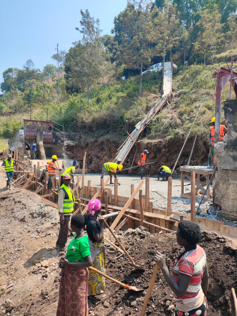 Descente effectuée par le DG <a href="/eric_muganwa/">MSc Ir. Eric MPAYIMANA</a> et le DT/ABER dans l'optique de s'enquerir les travaux de réparation d'une partie du canal de la microcentrale de Kayongozi qui est pour le moment à l'arrêt suite à l'écoulement du terrain.<a href="/mirmeict/">RESSOURCES MINIERES, ENERGETIQUES, ...</a>