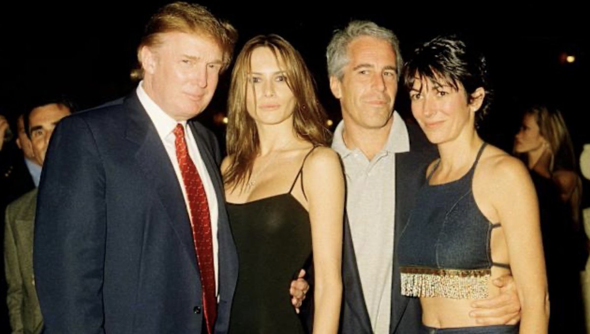 Greg_Wild's tweet photo. Just some friends posing together for a quick photo in 2000 at Mar-a-lago… https://t.co/CR45evNxo0