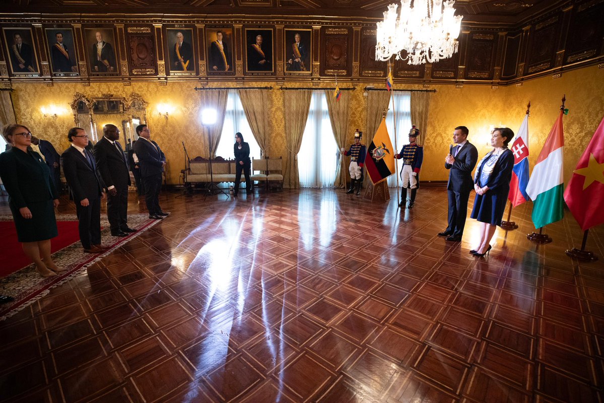 Cancillería del Ecuador 🇪🇨 (@cancilleriaec) on Twitter photo Ecuador se integra al mundo
La canciller <a href="/gabisommerfeld/">Gabriela Sommerfeld</a> acompañó al presidente <a href="/DanielNoboaOk/">Daniel Noboa Azin</a> en el acto formal de entrega de cartas credenciales de los embajadores de Costa de Marfil 🇨🇮, Eslovaquia 🇸🇰 y Vietnam 🇻🇳. Ecuador se integra al mundo
La canciller <a href="/gabisommerfeld/">Gabriela Sommerfeld</a> acompañó al presidente <a href="/DanielNoboaOk/">Daniel Noboa Azin</a> en el acto formal de entrega de cartas credenciales de los embajadores de Costa de Marfil 🇨🇮, Eslovaquia 🇸🇰 y Vietnam 🇻🇳.
