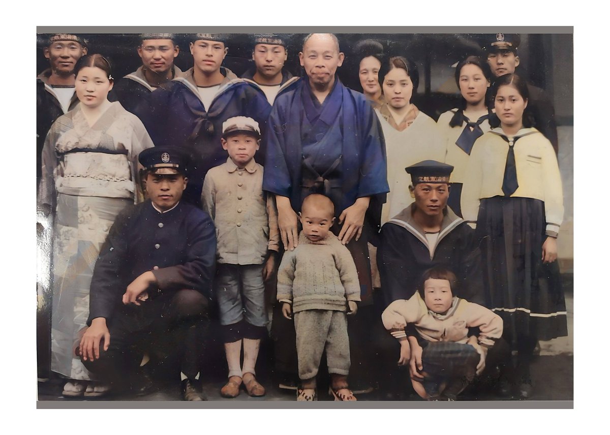 昭和12年頃（1937年)。97歳の叔母（右下の子供）から貰った写真に着色。祖父が根室で旅館を経営しており、宿泊していた「大湊海軍航空隊」の方々。うち家族と一緒に撮ってます。祖母は「身内の人に見せたら供養になるかねぇ」と呟いてるのでここに公開。#大湊海軍航空隊　#大湊　#帝国海軍
#海軍航空隊