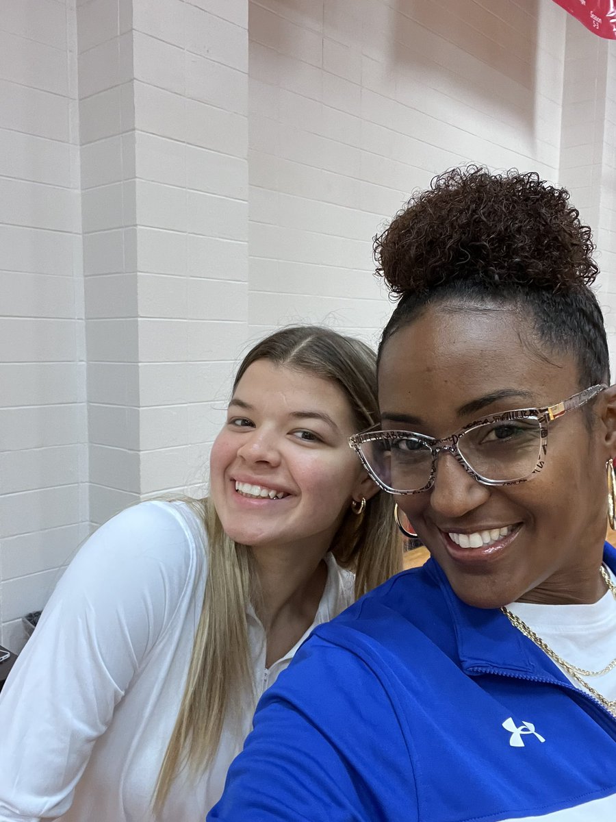 DMSViking_ATH's tweet photo. S/O to Coach Vanderbilt and Varsity player Aubrey Krenek (senior) for coming over to help with DMS Volleyball tryouts. We have over 80 girls trying out at @DMS_Vikings! @DullesVball @FBISDAthletics #feederpattern https://t.co/69Ybe0qeTF
