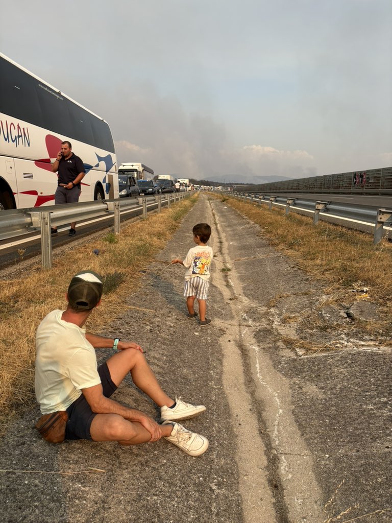 <a href="/Inforenfe/">InfoRenfe</a> llevamos casi 4h parados en la carretera. Hay niños y personas mayores. No tenemos agua, ni comida. Por favor, podéis hacer algo?