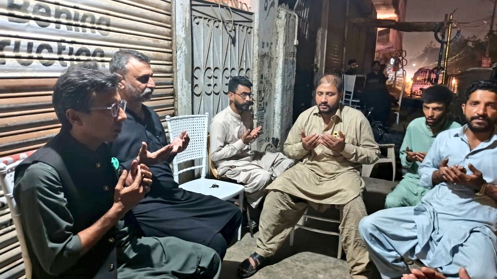 KhurramBhatti01's tweet photo. گرین ٹاؤن محمود گجر مرحوم کی بیٹی اور عامر گجر کی بہن کے انتقال پر عامر گجر سمیت گجر برادری سے گہرے دکھ اور افسوس کا اظہار اور مرحومہ کے ایصالِ ثواب کے لئے فاتحہ خوانی کرتے ہوئے
اللّہ پاک مرحومہ کو جنت الفردوس میں مقام عطا فرمائے آمین
#PS91 https://t.co/urTFObUOjV