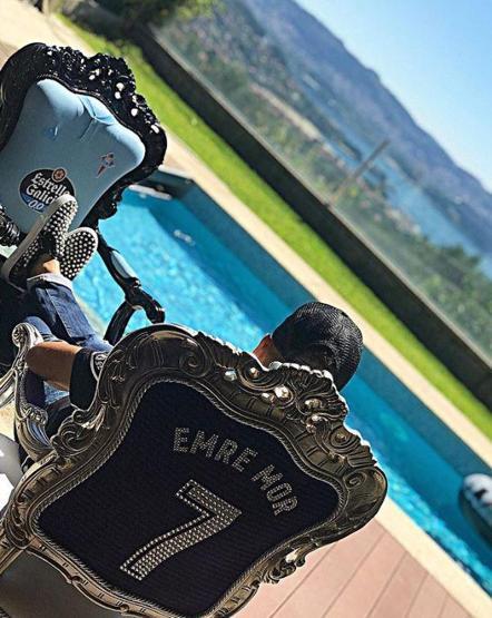 Otelde su topu maçını takıma kazandırdıktan sonra şezlongta benim oturuş