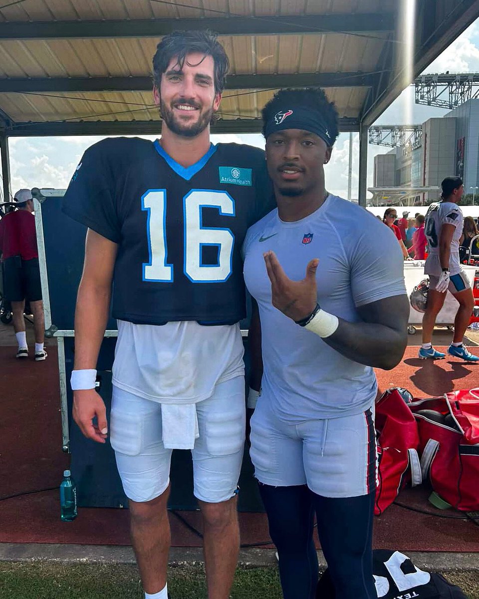 LouisvilleFB's tweet photo. 👀 we recognize those guys

Jack Plummer &amp; Jawhar Jordan spotted at joint practice in Houston! 

#GoCards x #ProCards https://t.co/Dt9SvGglBY