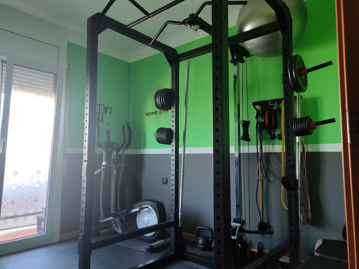 Vengo a decir que estoy de vacaciones, pero no ocioso. Para muestra, el antes y el después del gym que tengo en casa que por fin he podido montar en condiciones. Y ya puestos, también me he decidido a usarlo y levantar un poco de hierro durante estos días 😅💪