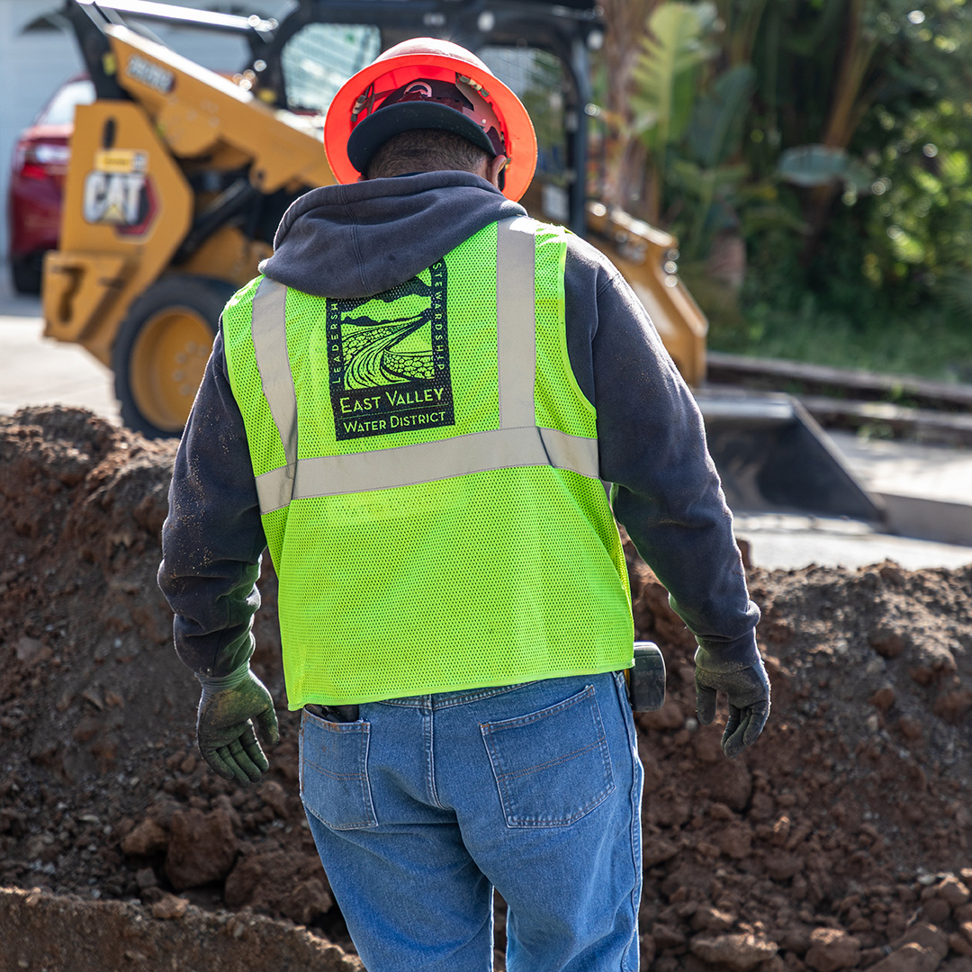 Not all heroes wear capes, some wear yellow vests!

East Valley Water District field crews are on-call and ready to assist during any water emergency.
.
.
.
.
.
#EVWD #WeAreEVWD #CityofHighland #CityofSanBernardino