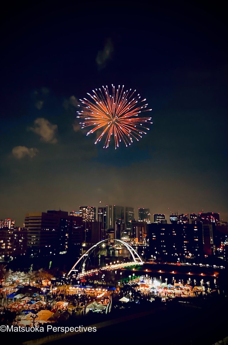 MatsuokaPView's tweet image. Series: Tokyo Urban Vibes
Photo No.: 231
Title: Midnight Petals

In the moment when darkness quietly pulses,
it opens for but an instant — a bloom dissolving into colors,
fading away before the city can catch its breath.

#TokyoUrbanVibes #FireworksPhotography #CityLights