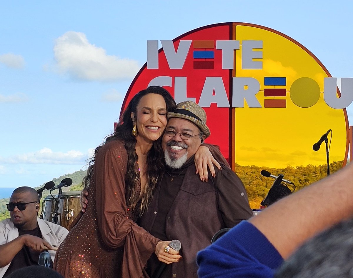 marcelaelaela's tweet photo. Ivete Sangalo e Jorge Aragão em dezembro do ano 2000 gravando "Loucuras de Uma Paixão", e 25 anos depois regravando a mesma canção. Aí eu sou obrigada a ler "inspiração em Ludmilla" "migrou pro samba" no meio desse caminho 🤌🏽 https://t.co/grtXZ9qVHr