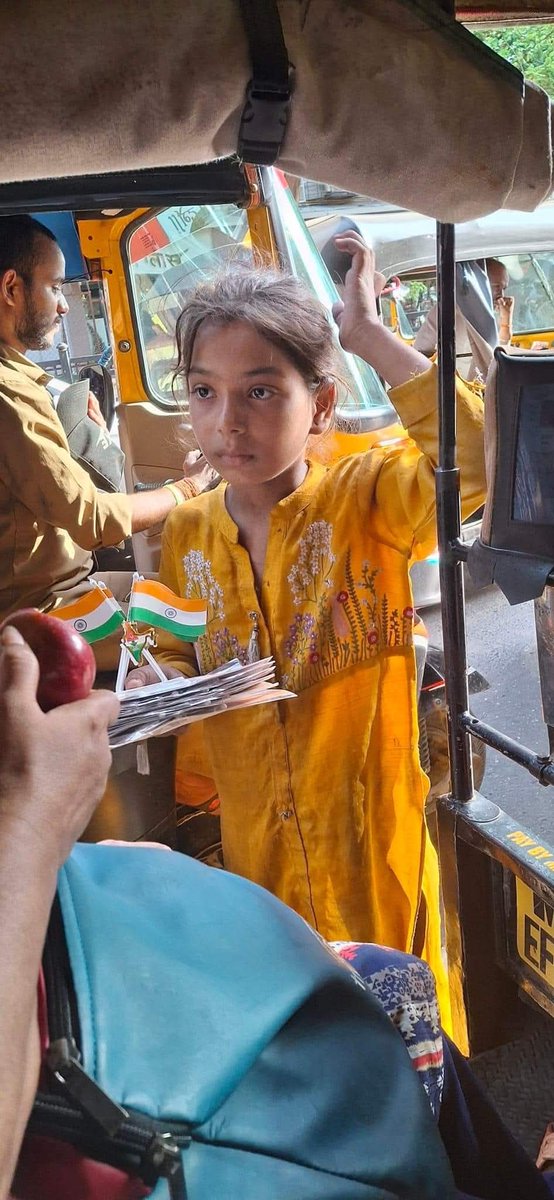 यह देश का भविष्य है जो सिग्नल पर देश का झंडा बेच रहे है। जिन बच्चों को स्कूलों मे होना चाहिए था वो सिग्नल पर पैसों के लिए झंडा बेच रहे है। क्या यही है महासत्ता का मॉडल?? 
#यह_आज़ादी_झूठी_है
<a href="/PMOIndia/">PMO India</a> <a href="/AmitShah/">Amit Shah</a> <a href="/SrBachchan/">Amitabh Bachchan</a> <a href="/DalitTime/">Dalit Times | दलित टाइम्स</a> <a href="/DrLaxman_Yadav/">Dr. Laxman Yadav</a> <a href="/DrRituSingh_/">Dr Ritu Singh</a>
