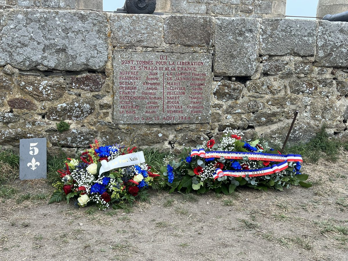 gilleslurton's tweet photo. Hommage au 18 hommes tués par les bombardements alors qu’ils étaient pris en otages sur le Fort National le 13 août 1944 https://t.co/FHYqHs7jbP
