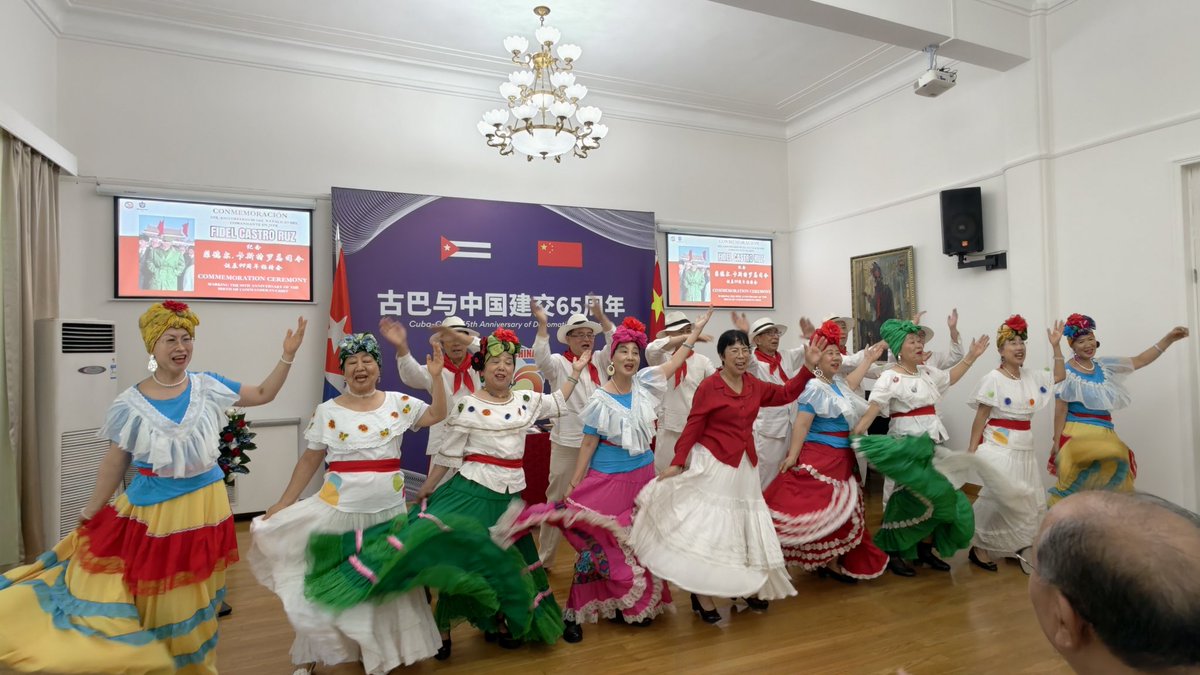 La Embajada de Cuba en China celebró una recepción con motivo del 99º aniversario del natalicio del comandante en jefe Fidel Castro Ruz, en Beijing el 13 de agosto. 

En su discurso, el embajador de #Cuba en China, Alberto Blanco Silva, destacó los méritos inmortales de Castro