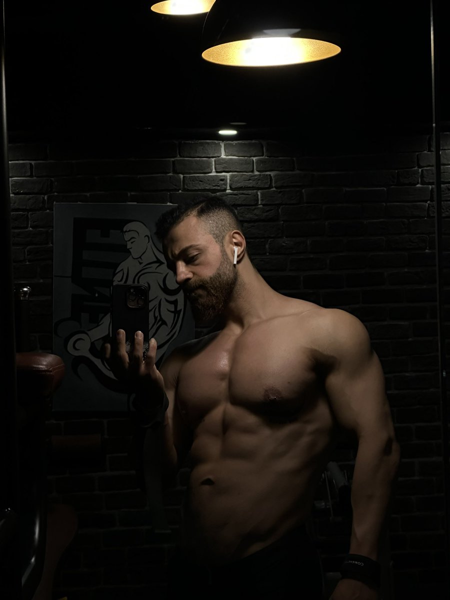 7 yıllık antrenman geçmişi. 3 kez ameliyat, kaza ve askerlik sebebiyle ara verdim. Totalde net 4 yıl diyebilirim. Oraya çıkın bunu yapın demeyeceğim. Siz sorun ben yanıtlayayım