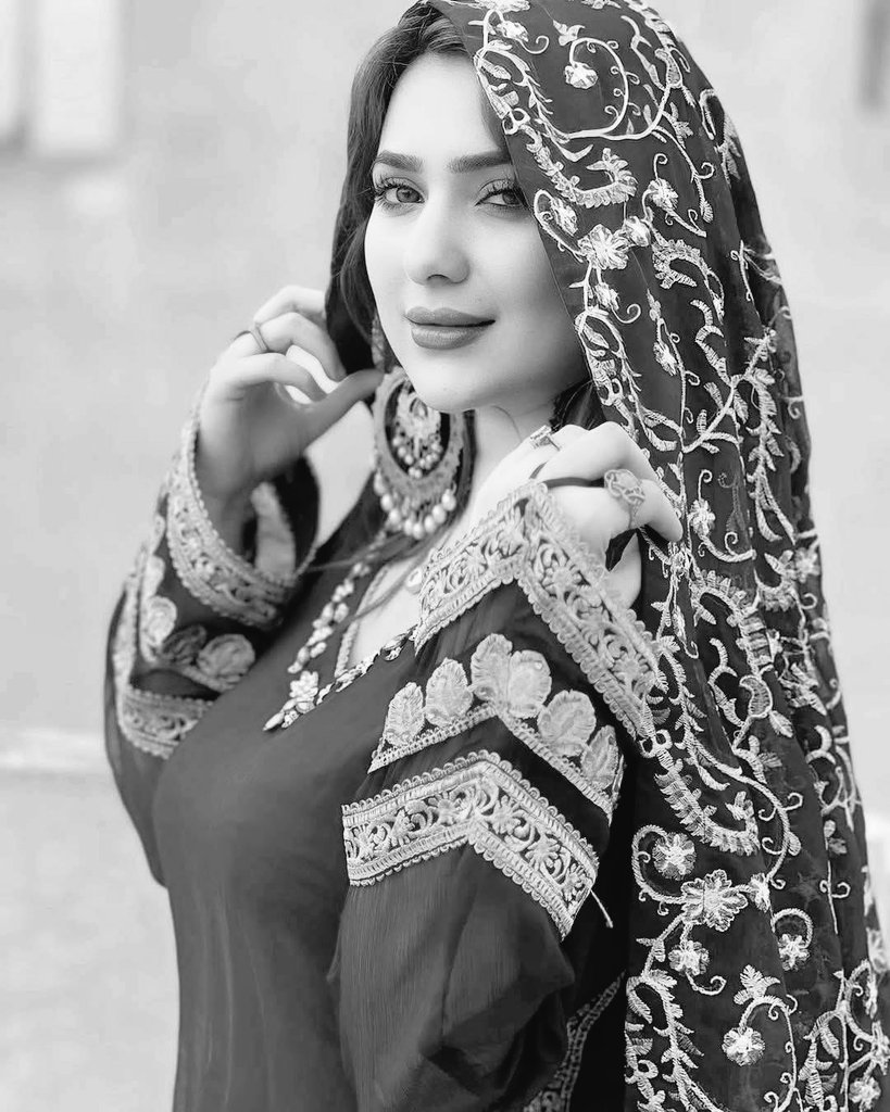 راستے جو بھی چمک دار نظر آتے ہیں
سب تیری اوڑھنی کے تار نظر آتے ہیں

کوئی پاگل ہی محبت سے نوازے گا مجھے
آپ تو خیر سمجھ دار نظر آتے ہیں

میں کہاں جاؤں کروں کس سے شکایت اس کی
ہر طرف اس کے طرفدار نظر آتے ہیں

ایک ہی بار نظر پڑتی ہے ان پر
اور پھر وہ ہی لگاتار نظر آتے ہیں

#قومی_زبان