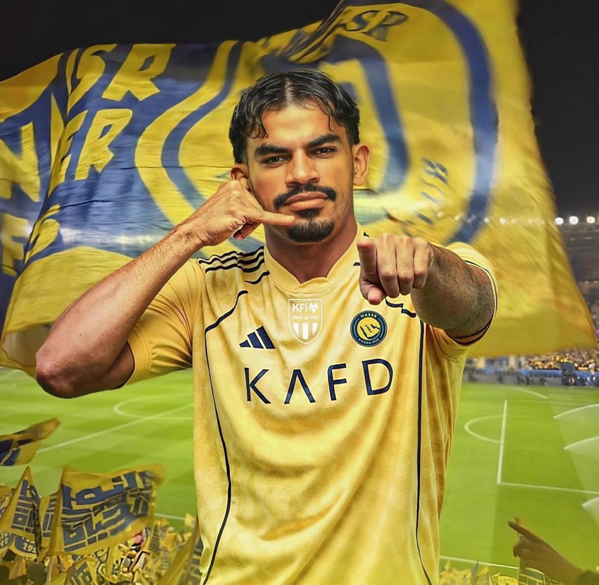 هذا الاعب هو وناديه ورى ما يخلص ويفكنا 
صورته في x اكثر من رونالدو  غثنا