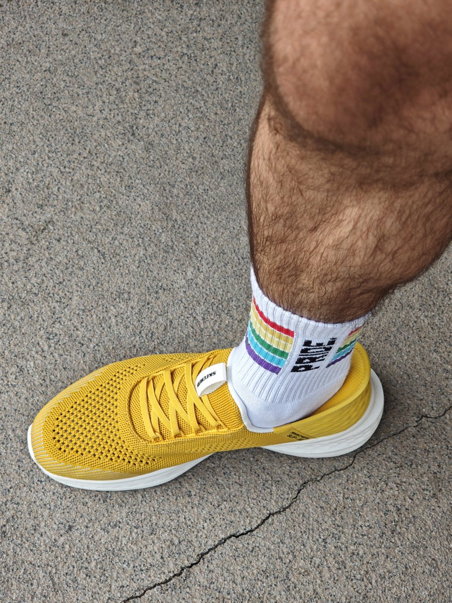 Feierabend // Pride-Sox // fette Eier // neue Sneakers
🏳️‍🌈💛😈