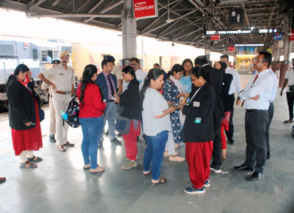 drmhowrah's tweet photo. 🚨 Ticketless Travel Drive 🚨
On 14.08.2025, #HowrahDivision conducted a Magistrate Ticket Checking Drive at Howrah Station — detecting 507 irregularities (incl. 385 ticketless cases) &amp; realising ₹2.20 Lakh in penalties. 🚆✅
#IndianRailways #TicketCheck #FairTravel https://t.co/oGiT3aVLxT