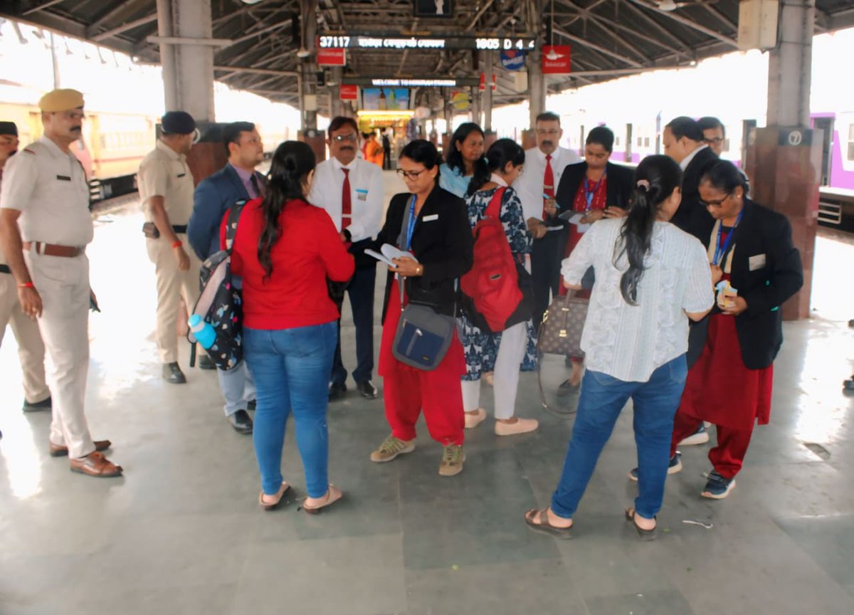 drmhowrah's tweet photo. 🚨 Ticketless Travel Drive 🚨
On 14.08.2025, #HowrahDivision conducted a Magistrate Ticket Checking Drive at Howrah Station — detecting 507 irregularities (incl. 385 ticketless cases) &amp; realising ₹2.20 Lakh in penalties. 🚆✅
#IndianRailways #TicketCheck #FairTravel https://t.co/oGiT3aVLxT