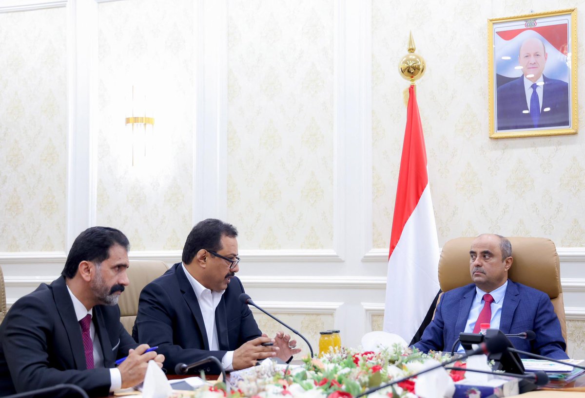 SalimBinBuriek's tweet photo. الغاز المنزلي ليس سلعة كغيرها، بل حق أساسي لكل أسرة.. وجهت اليوم الشركة اليمنية للغاز بتخفيض الأسعار بما يواكب تحسن سعر صرف العملة، وكسر أي حلقات احتكار أو فساد، وأمرتُ بمراجعة أجور النقل وتوحيد أسعار البيع لكبار المستهلكين والوكلاء ليصل الغاز إلى المواطن بالسعر العادل دون تلاعب.. وسنتابع التنفيذ خطوة بخطوة حتى تختفي الفوارق الكبيرة وغير المبررة بين السعر الرسمي وما يدفعه المستهلك..