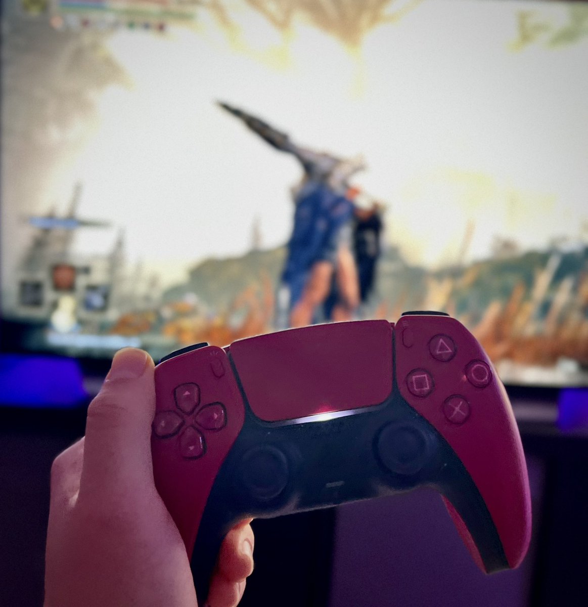 Ya casi está el platino de Elden Ring, solo me falta sacar los dos finales🔥

Pero voy a pausarlo hasta que acabe Shadow of the Erdtree, ya he entrado a explorar el Reino de las Sombras👀

Me han peinado mucho, pero ese dragón ya sabe quién es el Yisus😝

Buenas tardes familia💜