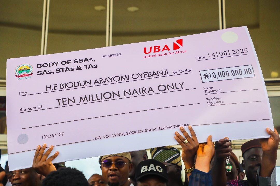 cpsekiti's tweet image. Ekiti 2026: Oyebanji’s Aides Donate N10m for Governor’s Nomination Form

In an apparent show of solidarity, political aides of Governor @biodunaoyebanji of Ekiti State have donated the sum of N10million to purchase the All Progressive Congress (APC) nomination form for the…