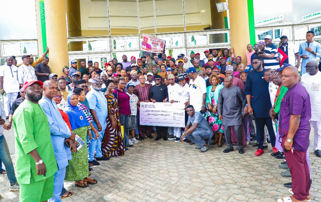 cpsekiti's tweet image. Ekiti 2026: Oyebanji’s Aides Donate N10m for Governor’s Nomination Form

In an apparent show of solidarity, political aides of Governor @biodunaoyebanji of Ekiti State have donated the sum of N10million to purchase the All Progressive Congress (APC) nomination form for the…