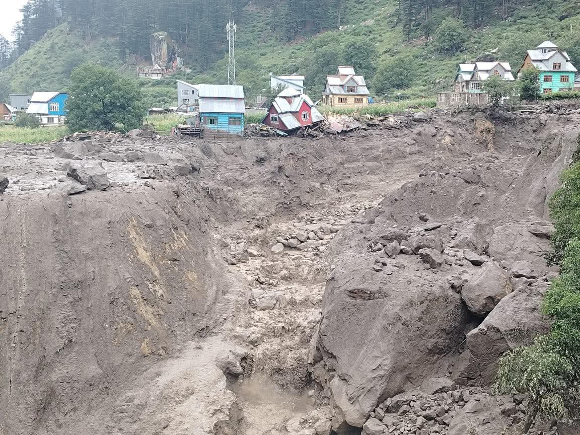loveparihar's tweet photo. Deeply saddened to hear about today's massive cloud burst at Chishoti, Padder , Kishtwar in which more than 100 persons are missing yet &amp; many  have got injured . 
My deep prayers are with all those who have lost their near &amp; dears. 
May Almighty bless all the noble souls. https://t.co/IxDKYHsJ3o