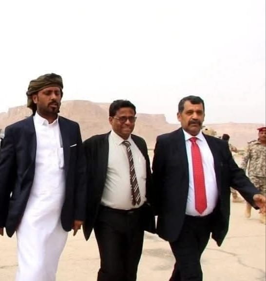 مستشار #وزير الداخليةعضو لجنة الهيكلة اللواء/العميدمبارك العوبثاني قائدقوات حماية حضرموت 
يهنئ المعينين بثقة القائد الأعلى وينقل تعازي القائد الأعلى !
اذا استمرت هشاشة وضعف #مجلس القيادة الرئاسي وصمت #وزارتي الدفاع والداخلية فالقادم سيكون أكثر سوءاً
بغيت لك رتبة شل لك خمس كما خوك