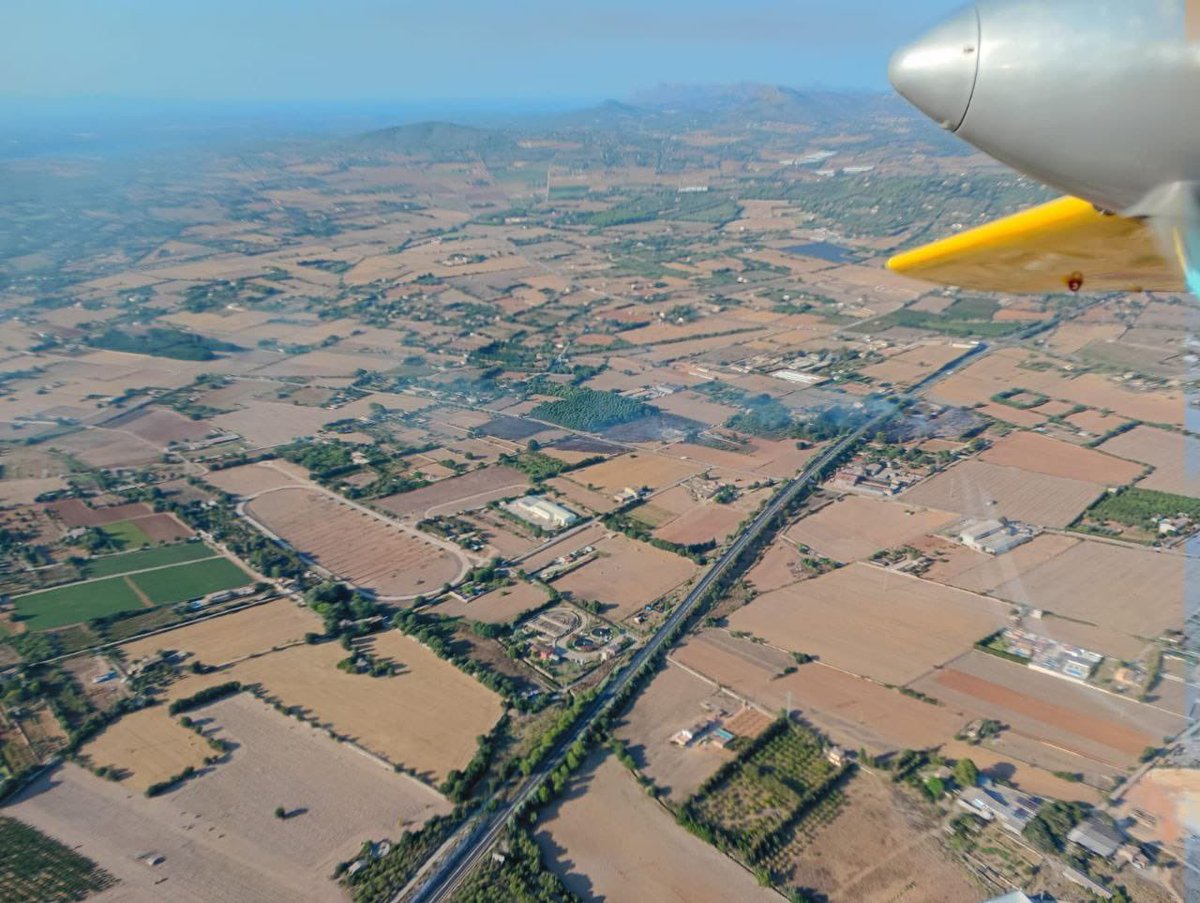 BombersdeMca's tweet image. 🚨 Incendi agrícola a Manacor
Avís 17:40 h.
⚠️ Evacuats alguns veïnats com a mesura preventiva i no hi ha persones ferides.
👩‍🚒 Actuant els parcs de #Manacor i #Felanitx, l’@ibanat_IB i l’helicòpter 🚁 Sa Milana — primera intervenció dels Bombers de Mallorca amb aquest mitjà.