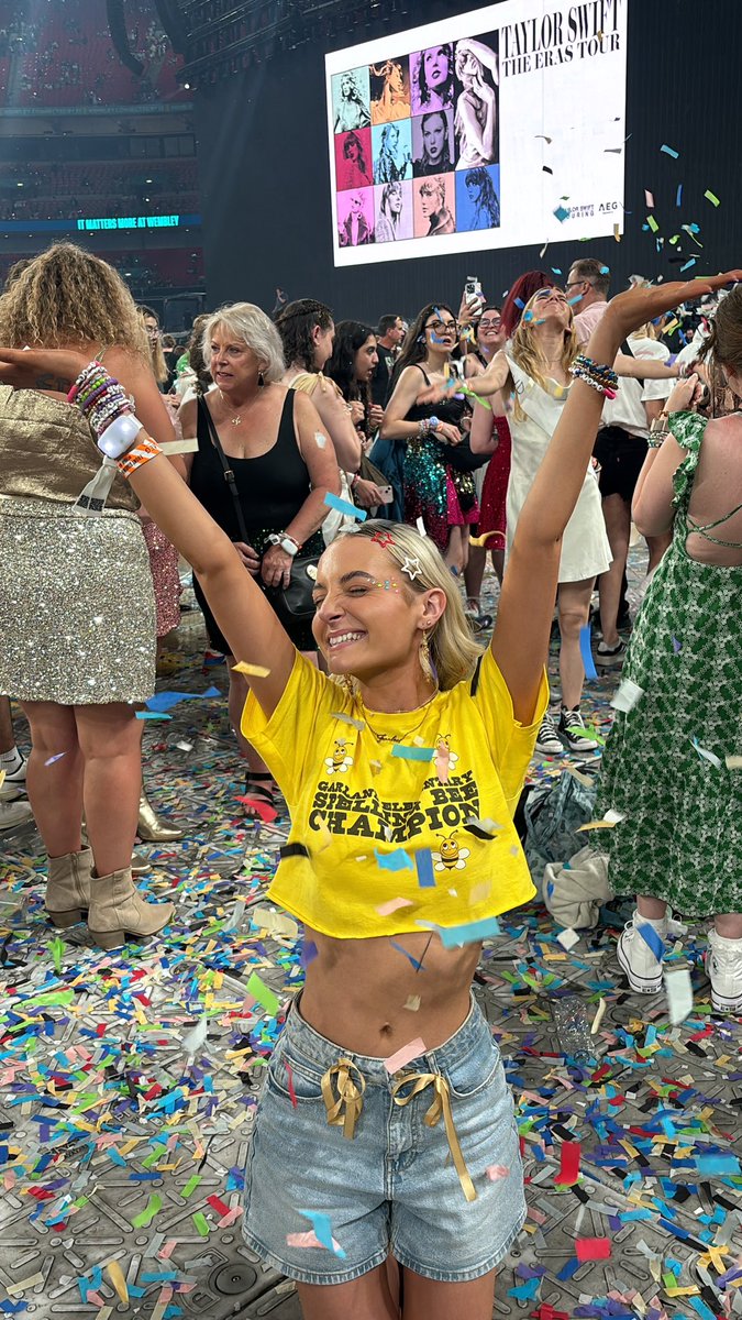 the life of a showgirl    vs   the life of a fangirl &lt;3 
#TSTheLifeofaShowgirl