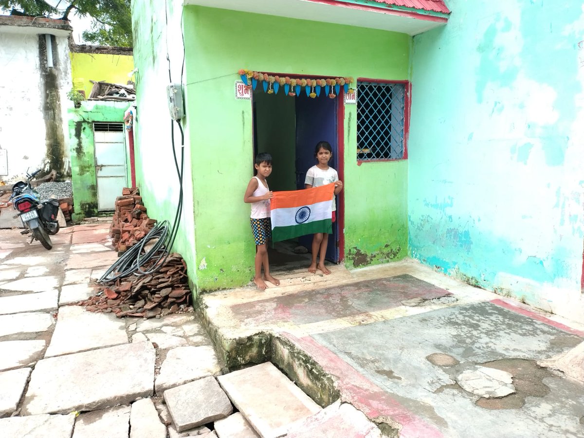moth_nagar's tweet photo. ULB CODE 801019
नगर पंचायत मोठ 
शासन के निर्देशानुसार हर घर तिरंगा अभियान के अंतर्गत अधिशासी अधिकारी श्री महेंद्र कुमार चौधरी जी एवं अध्यक्ष महोदय��� श्रीमती मीरा के आदेशानुसार वार्ड में घर घर तक तिरंगा वितरण कराया गया। https://t.co/sZdYFwUUnw