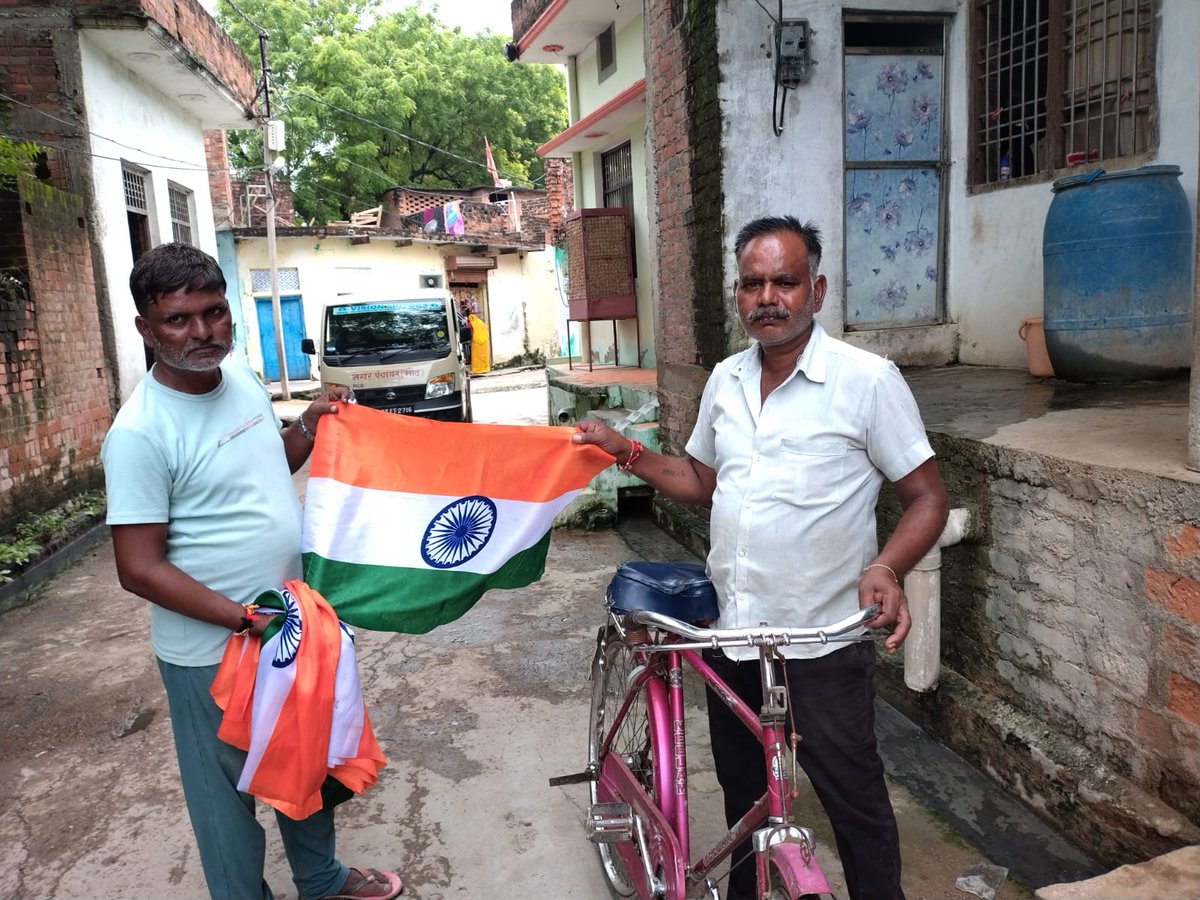 moth_nagar's tweet photo. ULB CODE 801019
नगर पंचायत मोठ 
शासन के निर्देशानुसार हर घर तिरंगा अभियान के अंतर्गत अधिशासी अधिकारी श्री महेंद्र कुमार चौधरी जी एवं अध्यक्ष महोदय��� श्रीमती मीरा के आदेशानुसार वार्ड में घर घर तक तिरंगा वितरण कराया गया। https://t.co/sZdYFwUUnw