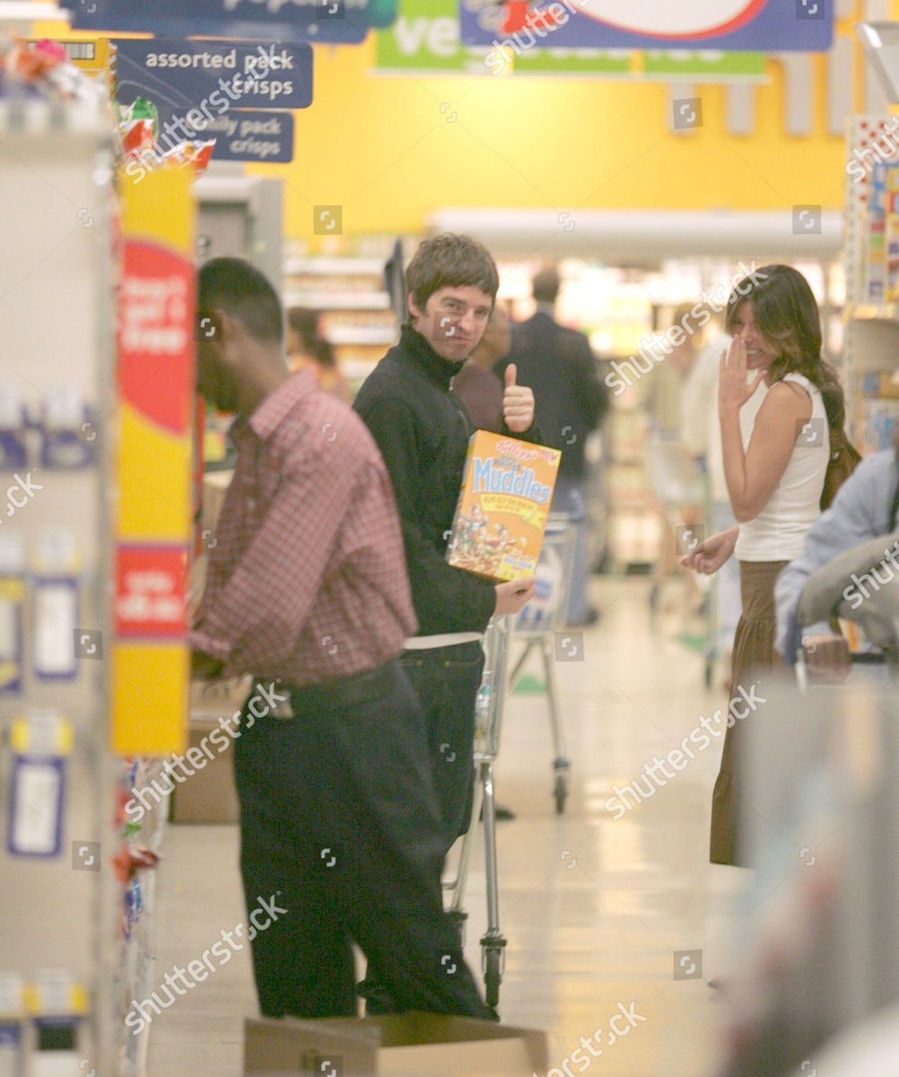 icey_melted's tweet photo. Noel Gallagher doing a little tesco haul for the paparazzi https://t.co/rMMyRzHBKu