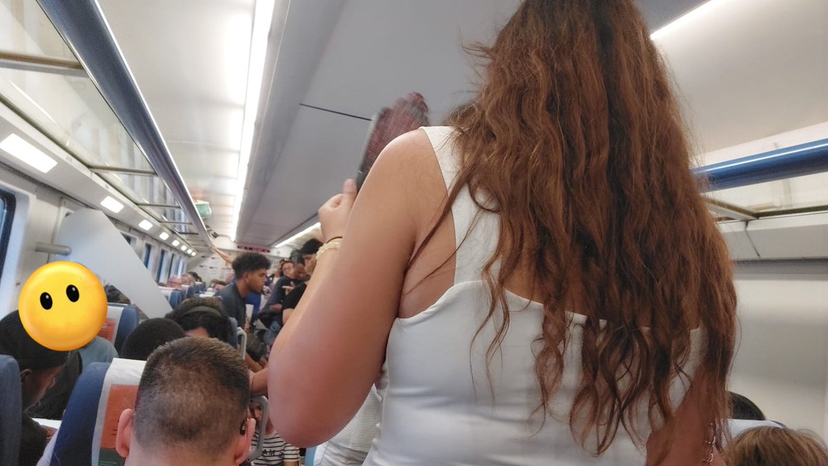 R14 18:45 BCN–Lleida. +30’ retard sense avis fins 20’ tard de l'hora programada ⏰️. 

Usuaris d'aquest regional i del següent apilats, vagons sense aire, ple pont d’agost. Com a porcs en camió. 

Fins quan aquesta broma? 😡🚆
<a href="/rodalies/">Rodalies Catalunya</a> <a href="/Renfe/">Renfe</a>